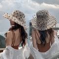 Detalle de sombrero de sol beige con lunares negros y gran decoración de flores - Talla única / Caqui Claro