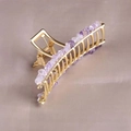 Detail einer goldenen Haarklammer mit Dekoration aus lila Amethyst-Naturkristallen - Lavendelviolett Groß/11cm