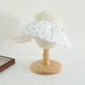 Dettaglio cappello da sole a fiori con pizzo beige elegante e tessuto in cotone bianco - 52cm (3-6 Anni) / Blu