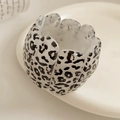 Dettaglio ravvicinato delle parti del bracciale largo in resina leopardata con elastico - Bianco