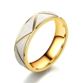 Elegante anillo de acero de titanio bicolor con acabado plateado cepillado y patrón dorado - Talla 7 / 6mm / Dorado