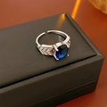 Nahaufnahme eines Vintage-Silberrings mit blauem ovalem Edelstein und Diamantbesatz - Silber-Blauer Ovaler Stil