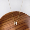 Collier en titane doré avec pendentif lettre H en nacre blanche sur bois - Lettre H