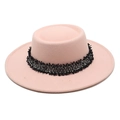 Detalle de sombrero de lana rosa con elegante cinta de flecos en tweed blanco y negro - M (56-58cm) / Rosa