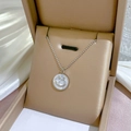 Nahaufnahme der Titanstahl-Halskette mit silbernem Smiley-Anhänger in einer Schmuckbox - Silber/Weißes Perlmutt (K324)