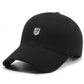 Gorra de béisbol de algodón negro con escudo bordado plateado en vista lateral de 45 grados - Ajustable / Negro