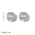 Orecchini a cubo argento 14mm con trama a strisce verticali dal design minimalista - Argento