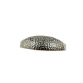 Pince à cheveux incurvée en alliage argenté avec texture martelée sur fond blanc - Argent Martelée