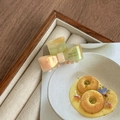 Détail de la pince à cheveux en acétate marbré avec lettrage doré Barrette La France - Dégradé Rose Vert Irisé
