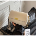 Detail van witte crossbodytas met textuur en geometrische geweven band en goud metaal - Off-wit