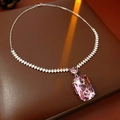 Vista macro de un collar con colgante de circón rosa rectangular y cadena de plata - Rosa