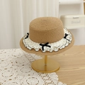 Détail du chapeau de paille avec bordure à volants blancs et nœuds noirs sur support - S (Enfants 52cm 1-6 ans) / Chapeau Kaki