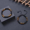 Détail de bracelets en perles d'œil de tigre et obsidienne de 8mm sur un coffret à bijoux - Ensemble Oeil de Tigre et Obsidienne Polie (Style-03)