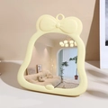 Miroir de maquillage jaune pâle en forme de nœud avec reflet clair du salon - Jaune