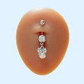 Détail du piercing de nombril argenté avec nœud en cristal et perle blanche pendante - Style Nœud Perle (#10)
