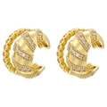Detalle macro de pendientes de clip dorados trenzados con incrustaciones de circonitas - Dorado