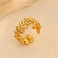 Nahaufnahme eines goldenen Olivenblattrings mit mikro-gravierter matter Texturdetails - Einstellbar Offen / Olivenblatt / Gold