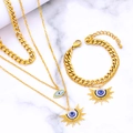 Dreiteiliges goldenes Schmuckset mit Evil Eye Anhänger und Sonne-Halskette auf Marmor - Set