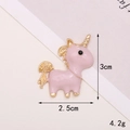Detalle de adorno rosa de unicornio para calzado con medidas 3 cm de alto y 2,5 cm ancho - Unicornio de Esmalte Rosa