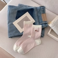 Rosa-weiß gestreifte Socken mit Hunde-Stickerei auf Denim-Hintergrund - Einheitsgröße / Weiß Rosa Gestreift
