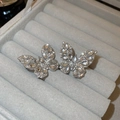 Macro di orecchini a farfalla in argento con zirconi lucidi su velluto grigio - Farfalla con strass argento (perno in argento)