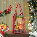 Detail der roten Weihnachtslaterne mit Weihnachtsmann, Elch und glitzerndem Schneeeffekt - Weihnachtsmann und Rentier