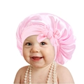 Cuffia da notte in raso rosa per neonati con fiocco decorativo su sfondo bianco puro - Taglia unica / Rosa Chiaro
