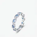 Anello eternity in argento S925 con gemme blu e trasparenti mostrato in vista laterale - Taglia US 5 / Argento
