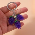 Dettaglio del portachiavi a forma di uva viola con foglie verdi e anello d'argento - Uva