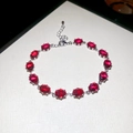 Bracelet élégant en argent avec douze zircons rouges ovales et fermoir mousqueton - Argent-Rouge