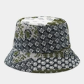 Dettaglio di cappello pescatore patchwork bohémien con motivi floreali e geometrici - Patchwork etnico verde-nero-grigio-bianco (Colore #22)
