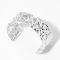 Unregelmäßiges gehämmertes breites Manschettenarmband in glänzendem Silberfinish - Silber (KA1199)