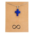 Détail du collier croix en pierre naturelle bleue sur carte cadeau d'amitié avec chaîne - Bleu Foncé/Style Lapis-Lazuli