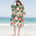 Microvezel strandponcho met capuchon en tropische rode hibiscus en groene palmprint - Zakstijl - Tropische Hibiscus