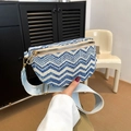 Sac ceinture tissé à chevrons bleu et blanc avec bandoulière réglable bleu clair - Style 1 (Ondulé Bleu & Blanc)