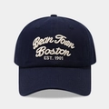 Détail de la broderie 3D Bean Town Boston 1901 sur casquette en coton bleu marine - Réglable / Bleu marine