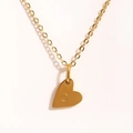Gros plan du collier avec pendentif cœur doré gravé de la lettre O sur fond blanc épuré - Lettre O