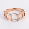 Dettaglio dell'anello a catena in oro rosa con smalto bianco e pavé di zirconi lucidi - US 6 / Oro rosa