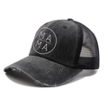 Dettaglio del cappellino in cotone lavato con stampa MAMA e retro in rete traspirante - Taglia unica / Nero