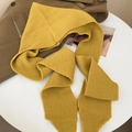 Detalle de la textura de la bufanda de punto amarillo mostaza sobre un abrigo de invierno - Amarillo Jengibre