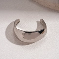 Dettaglio macro del bracciale rigido in argento con finitura a specchio lucida - Bracciale in Metallo Lucido / Argento
