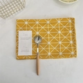 Détail d'un set de table en coton lin jaune avec motif étoile sur table en marbre - Jaune Géométrique / 60*41cm