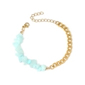 Détail du bracelet chaîne dorée avec pierres naturelles bleu clair et fermoir mousqueton - Bleu Aqua Or