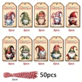 Set di 50 etichette regalo natalizie in carta con gnomi e cordino di cotone rosso e bianco - 50 Etichette + 50 Cordini Rossi e Bianchi