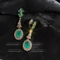 Élégantes boucles d'oreilles pendantes dorées avec zircon vert émeraude et cristaux blancs - Zircon Fleur de Glace Lourd - Clip