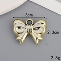 Detalle de colgante de lazo dorado con medidas 3cm x 2.3cm y peso de 2,8g - 30mm*23mm Lazo / Dorado