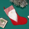 Calza natalizia con gnomo rosso, polsino a righe e barba di peluche per decorazione - A Strisce
