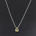 Collier chaîne torsadée argentée avec pendentif carré en pierre vert olive sur fond noir - Acier Vert Armée