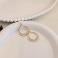 Goudkleurige drielaagse slangenketting oorringen gepresenteerd in een keramische schaal - Gelaagde Oorring / Goud