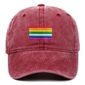 Detail der Regenbogen-Stickerei auf weinroter Baseballkappe aus Baumwolle mit Belüftungslöchern - Einheitsgröße / Burgunderrot